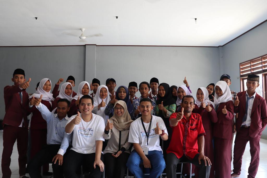 Foto bersama guru dan para siswa