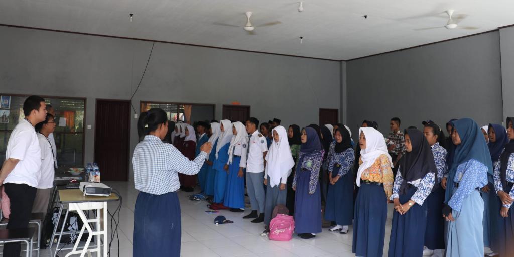 TGTS dibuka dengan menyanyikan lagu Indonesia Raya