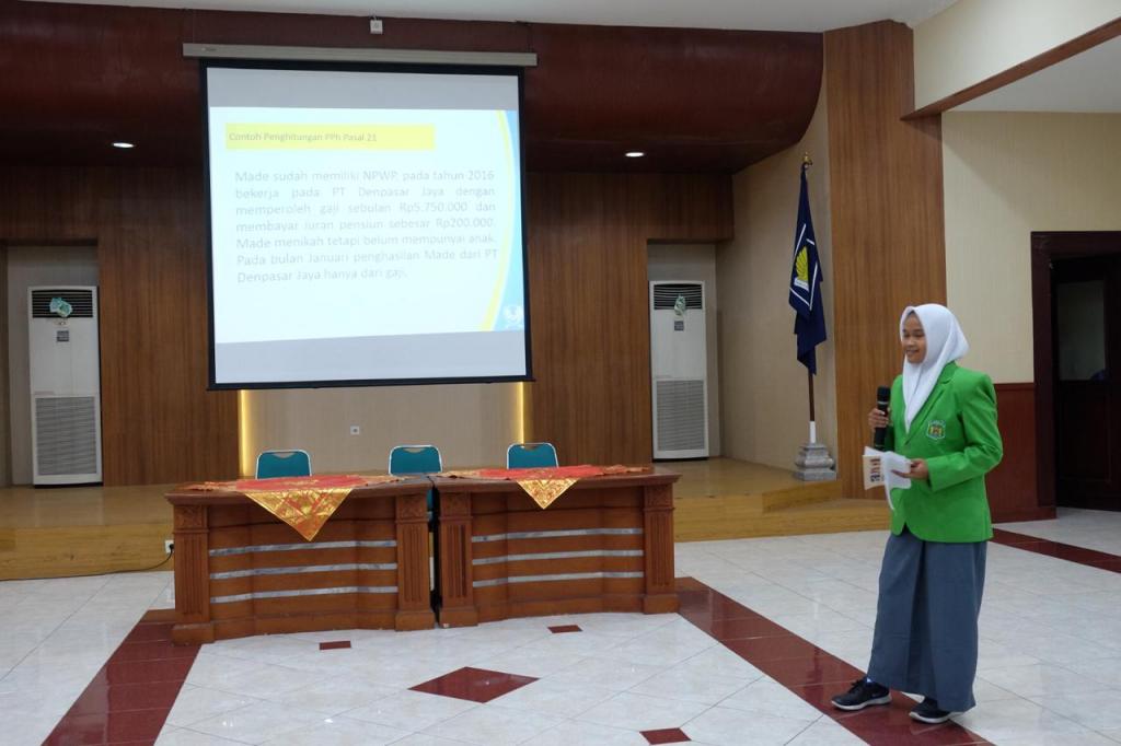 Siswa SMK N 1 Kalibawang menjawab soal dari AR KPP Pratama Badung Selatan