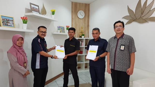 Pemberian bantuan kepada perwakilan Satuan Petugas Kebersihan