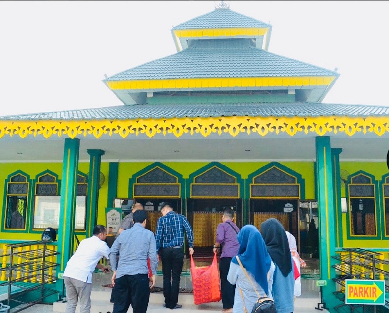 Pembagian ta'jil di jalan Nusantara