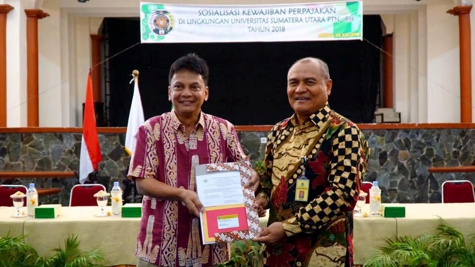 Kepala Kanwil DJP Sumatera Utara I menyerahkan NPWP USU kepada Wakil Rektor II USU.