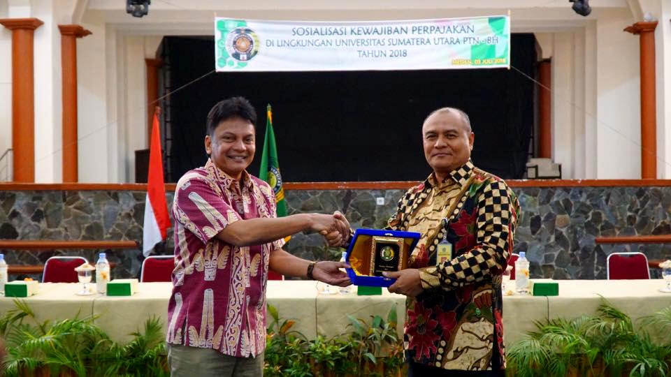 Serah terima cenderamata antara Kanwil DJP Sumatera Utara I dengan USU.