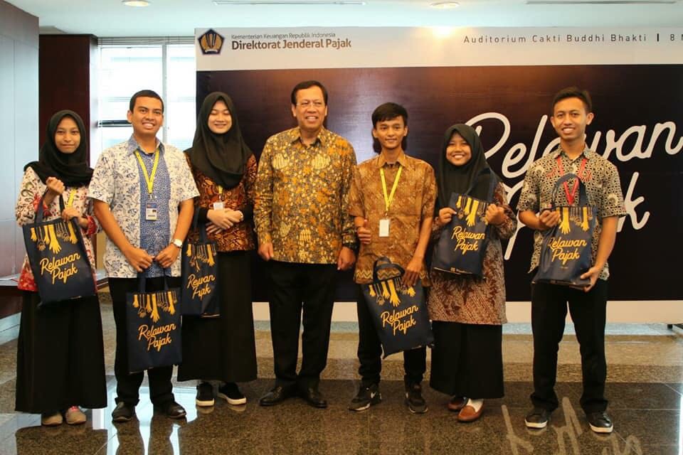 relawan pajak berfoto dengan direktur jenderal pajak