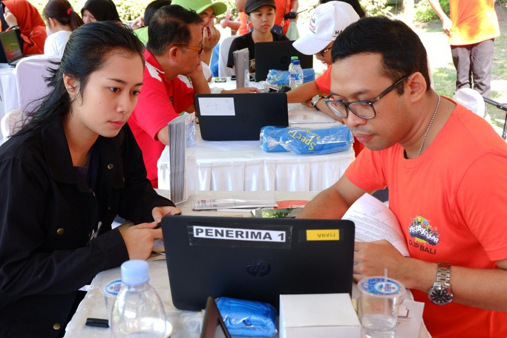 stand Pojok Pajak yang disediakan panitia, menjadi salah satu stand yang ramai dikunjungi masyarakat