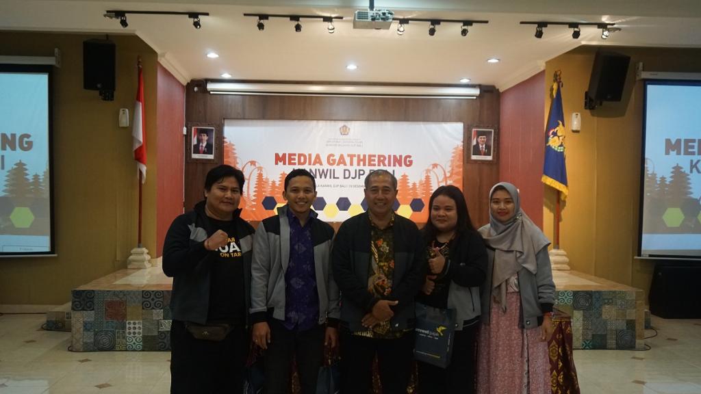 3 jurnalis dengan kontribusi terbanyak dalam publikasi kegiatan Kanwil DJP Bali, yaitu: Gung Seri dari Tribun Bali, Surnantaka dari Pos Bali, dan Dewa Wiguna dari AntaraNews menerima penghargaan yang diserahkan oleh Kepala Kanwil DJP Bali