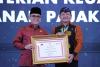 Menteri PANRB Abdullah Azwar Anas menyerahkan piagam penghargaan kepada Kepala KPP Pratama Palu Bangun Nur Cahya Kurniawan