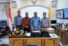 Walikota Jayapura Dr.Drs. Benhur Tomi Mano, M.M. berfoto bersama tim Kanwil DJP Papua dan Maluku