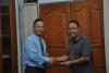 Kepala KPP Fahlevy Adriansjah memberikan dana program anak asuh