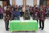 Kepala KPP Pratama Tuban, Eko Radnadi Susetio, menandatangani Piagam Pencanangan Pembangunan Zona Integritas Menuju Wilayah Bebas Dari Korupsi pada hari Selasa, (27/2/2018). Acara yang diadakan di aula lantai 2 ini dihadiri oleh seluruh pegawai yang sebelumnya juga sudah menandatangani Pakta Integritas.