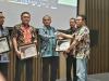 Ismail selaku Plt. Kepala KPP Pratama Gresik Selatan menerima penghargaan sebagai KPP Dengan Pertumbuhan Penerimaan (Tanpa Tax Amnesty) Terbaik 2017