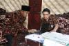 Wakil Bupati Sumenep Achmad Fauzi sedang mencoba menggunakan aplikasi e-filing