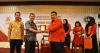Pemberian cinderamata berupa plakat oleh Kepala KPP Pratama Tebing Tinggi Jhony Maru Panjaitan (kiri-kedua) kepada Ketua INI Kabupaten Serdang Bedagai Martani Simbolon (kanan) usai seminar yang digelar di Hotel Emerald Garden Merdan, didampingi oleh Ery Sunandar (kiri-pertama), Kepala Seksi Kerjasama dan Humas Kanwil Sumut II selaku pembicara