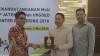 Plt. Kepala Bidang P2 Humas Basuki Rakhmad menyerahkan plakat penghargaan kepada pengurus Tax Center STIE Surakarta