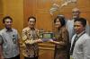 Penyerahan cinderamata, dari kiri Monang Manik, Akhmad Najib, Ega Fitrinawati, Rizquna Rasyid, dan Taufiq