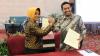 Kepala Kanwil DJP Kaltimra Samon Jaya (kanan) bersama Wali Kota Bontang Neni Moerdiani
