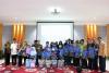 Kepala Kanwil DJP Riau Kepri bersama jajaran eselon tiga yang hadir berfoto bersama dengan adik-adik Yayasan Putra Harapan