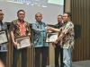 Bapak Neilmaldrin Noor selaku Kepala Kanwil DJP Jawa Timur II memberikan Penghargaan kepada KPP Pratama Gresik Selatan