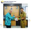 Penyerahan sovenir atas partisipasi aktif dalam kegiatan edukasi