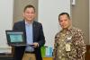 Menteri ESDM memperlihatkan Tanda Terima e-filing SPT Tahunan 2017