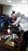 Salah satu pegawai sedang berkonsultasi dengan dokter